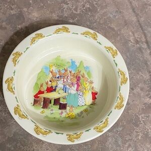 Pre owned Cream Ceramic Bunny Family Serving Bowl